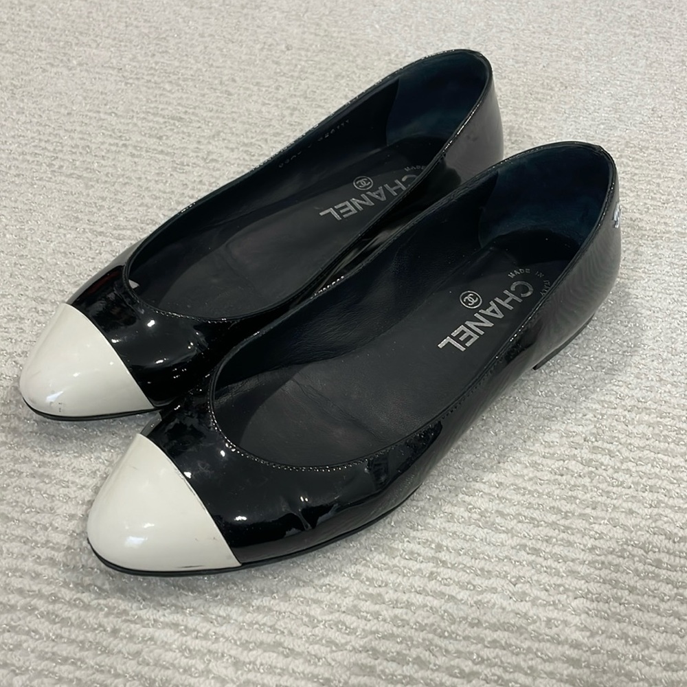 CHANEL black and white patent flats